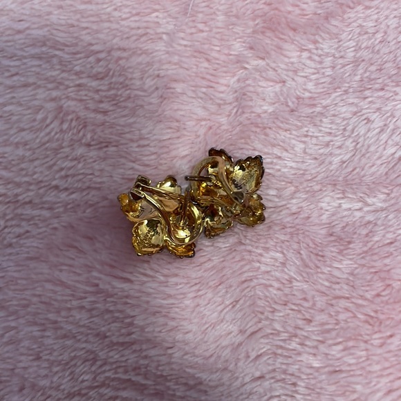 Women’s flower gold tone earrings - Picture 4 of 4